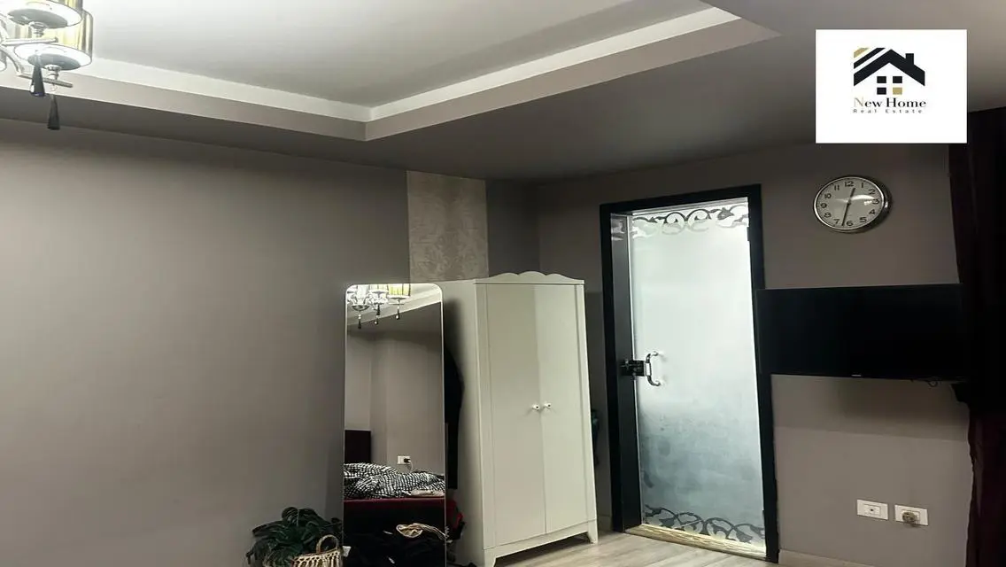 فيلا رائعة للبيع بحمام سباحه خاص وحديقة في موقع مميز