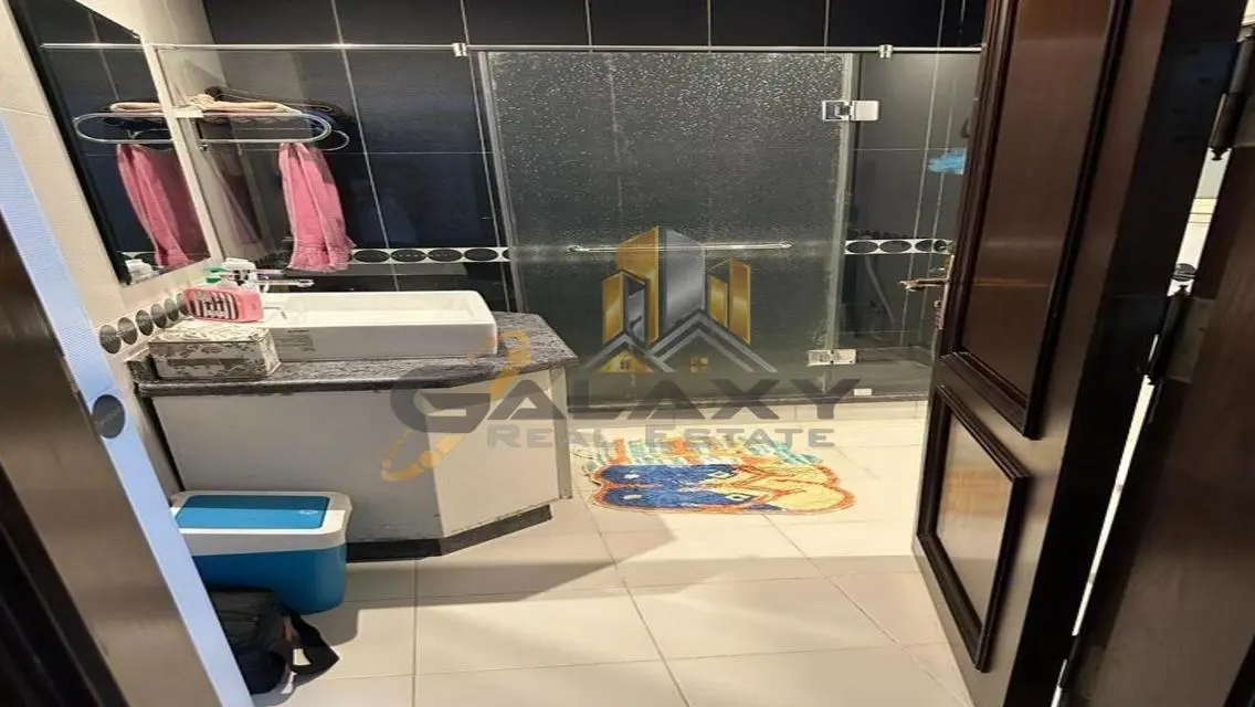 فاخرة وواسعة للبيع بحديقة خاصة ومسبح