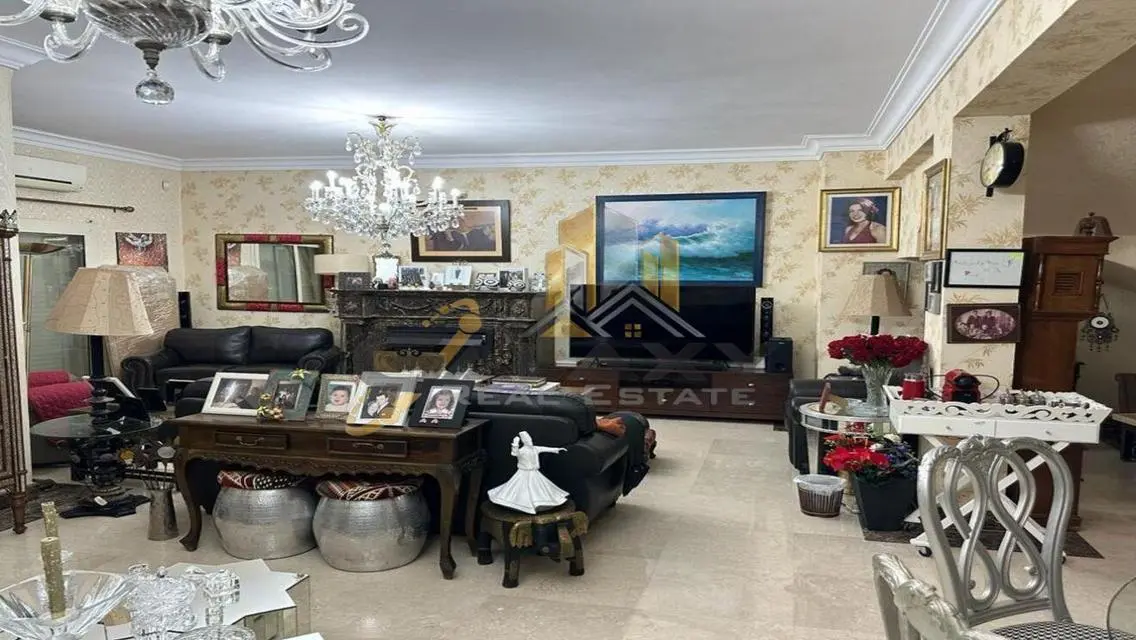 فاخرة وواسعة للبيع بحديقة خاصة ومسبح
