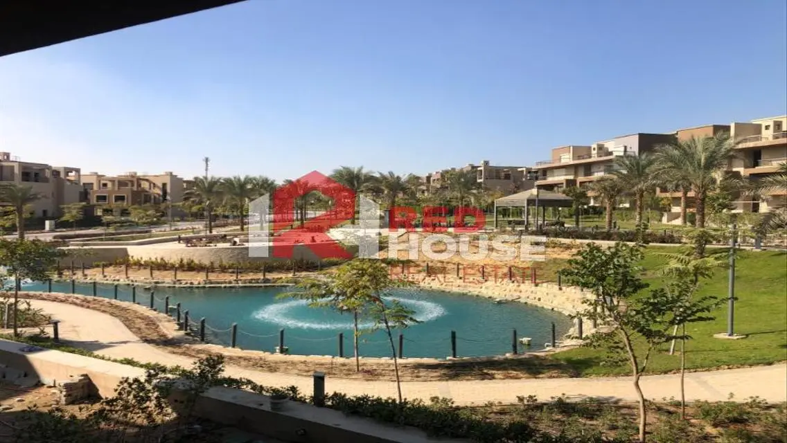 فيلا فاخرة مع حديقة خاصة مطلة على بحيرة