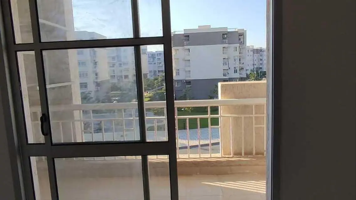 شقة فاخرة بمساحة كبيرة للبيع بسعر مناسب
