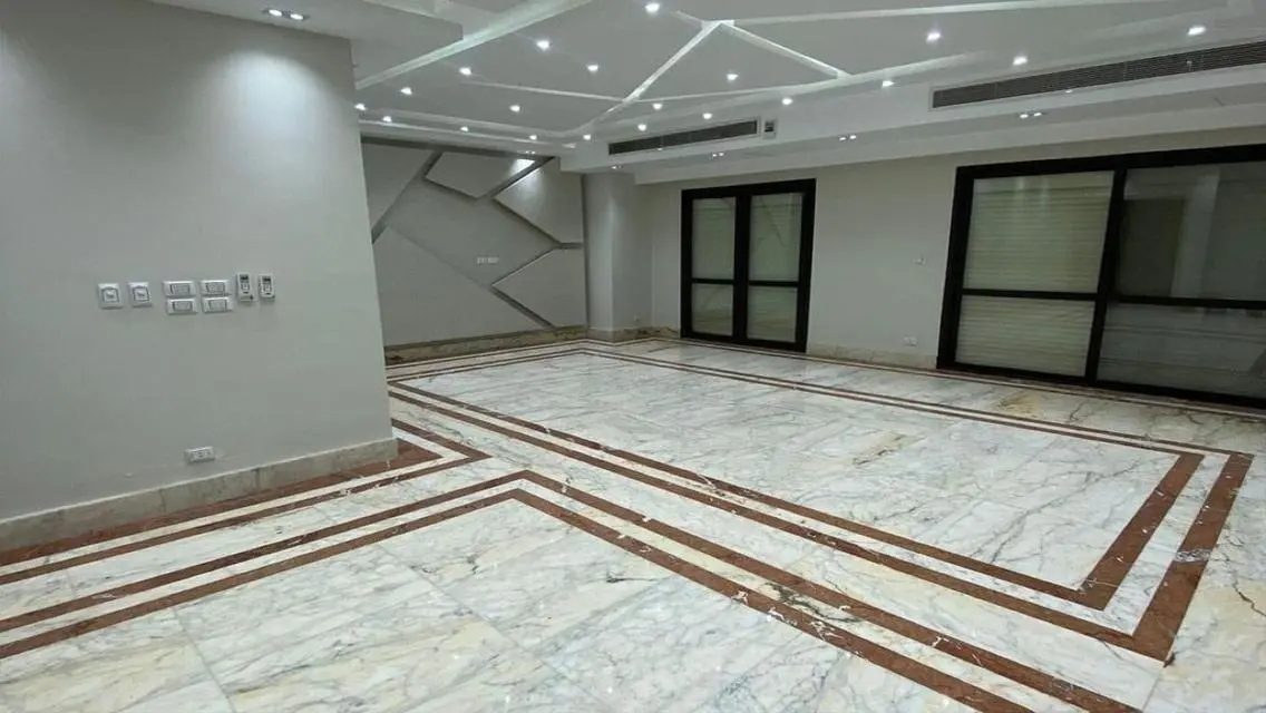 شقة فاخرة مع حديقة خاصة في موقع متميز