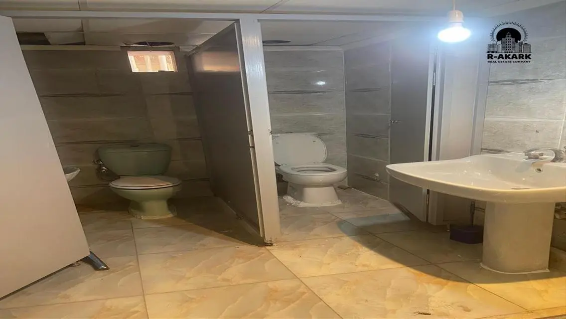 مكتب حديث للإيجار بمساحة مريحة