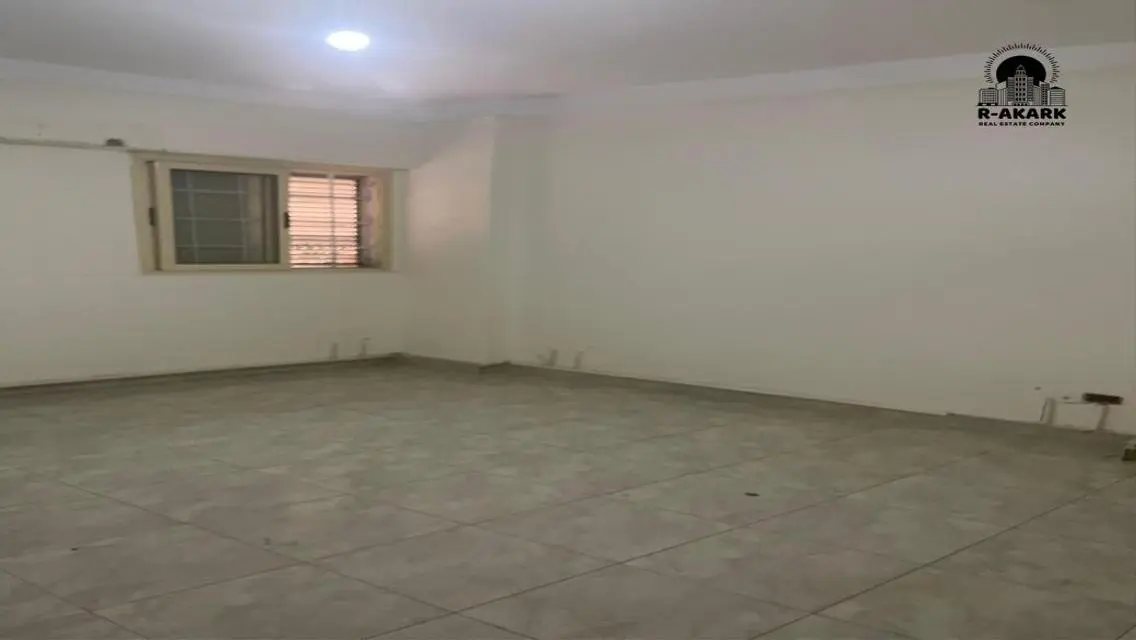 مكتب حديث للإيجار بمساحة مريحة