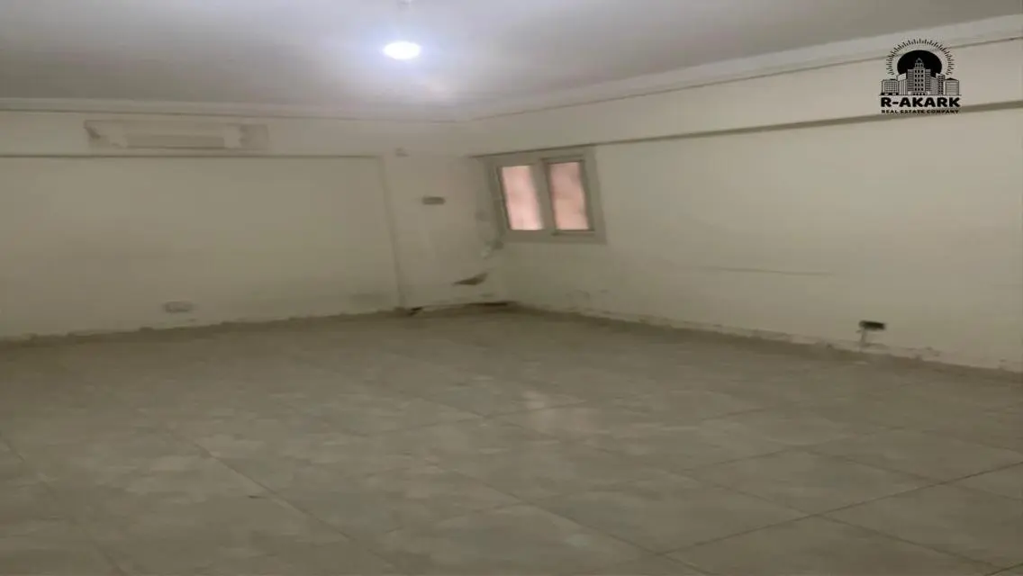 مكتب حديث للإيجار بمساحة مريحة