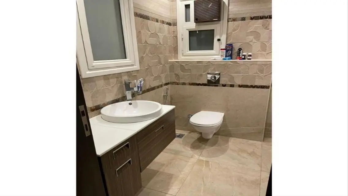 شقة سكنية مع شرفة للبيع