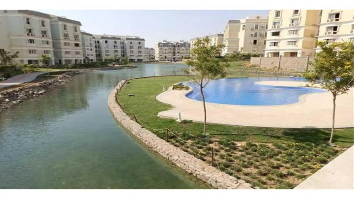 شقة سكنية مع شرفة للبيع