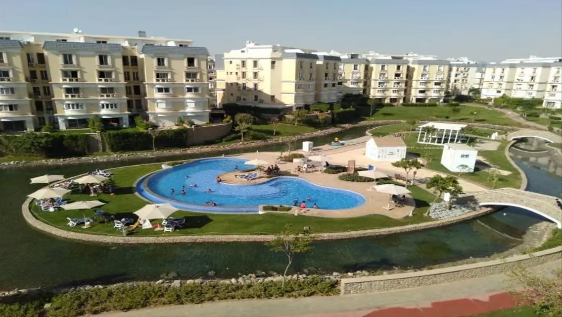 شقة سكنية مع شرفة للبيع