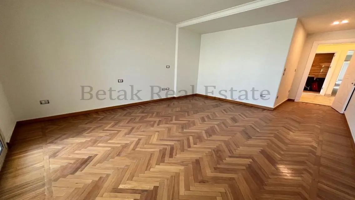 Stunning Apartment with Balcony and Security Guard