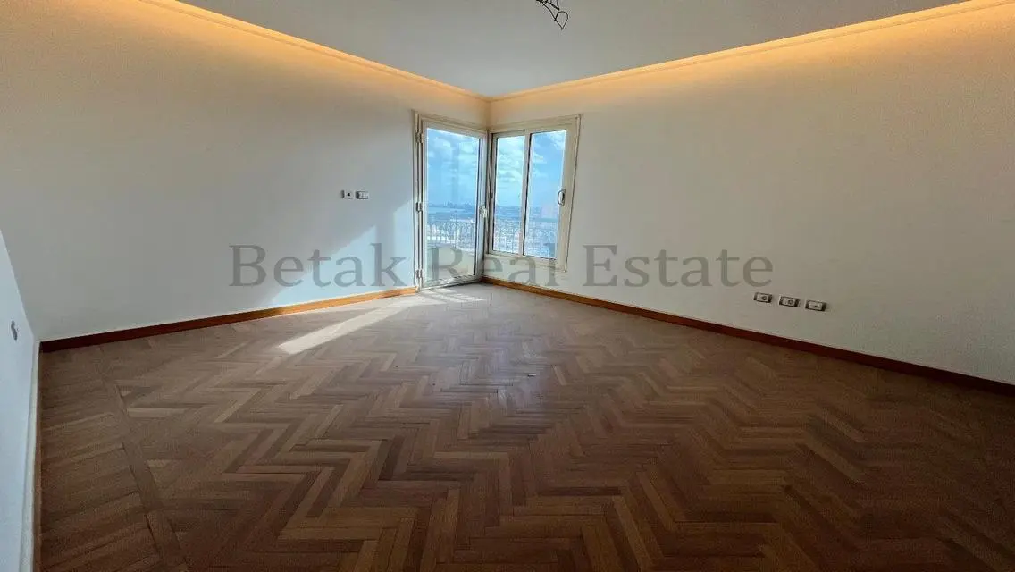 Stunning Apartment with Balcony and Security Guard