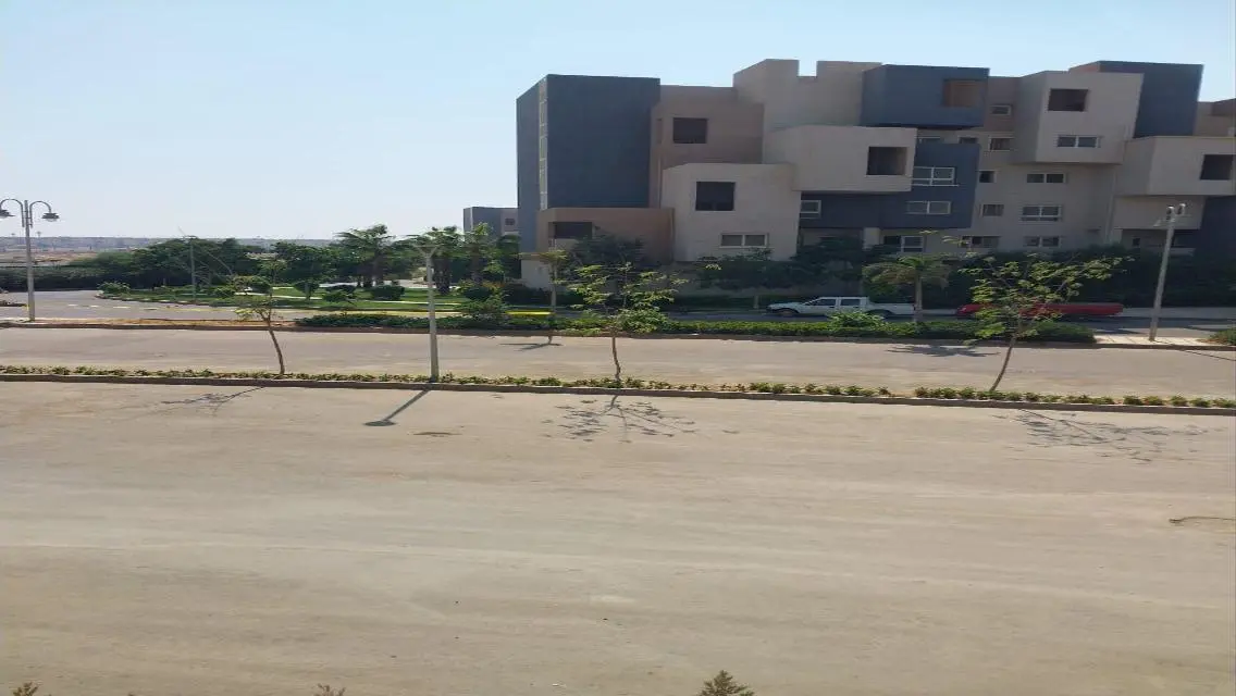 شقة فاخرة بلكونة وحارس أمن
