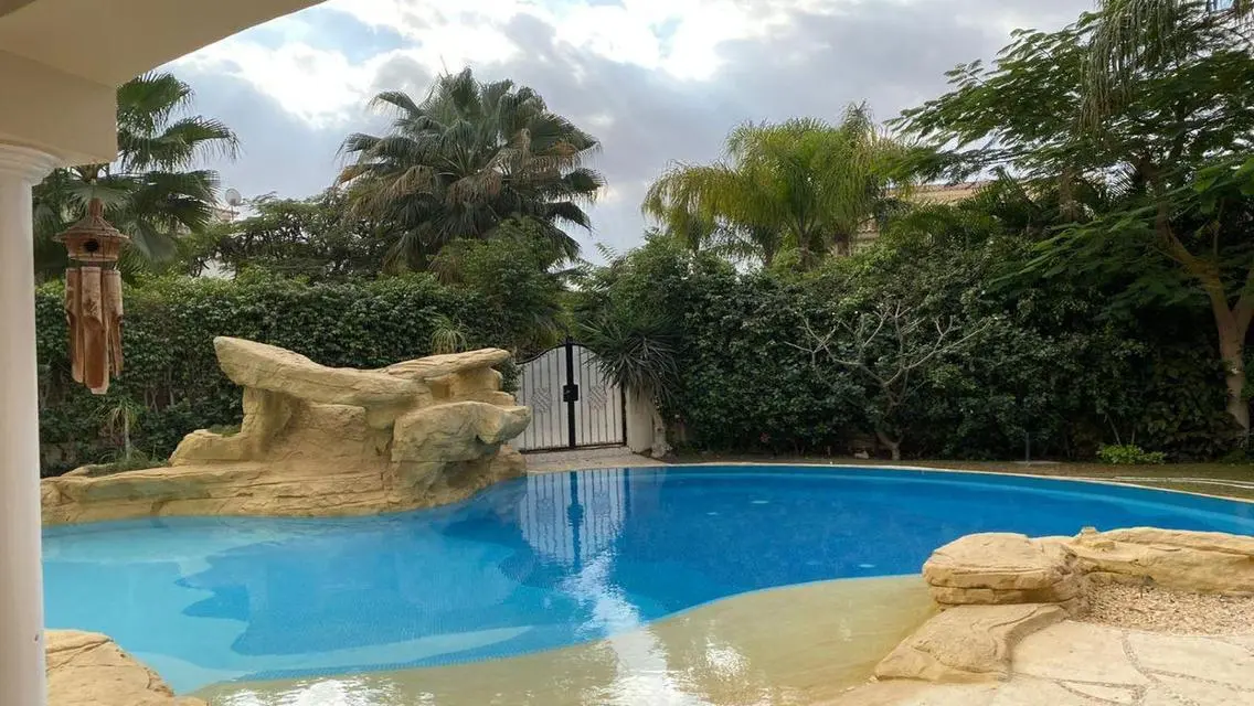 فيلا فاخرة مع مسبح خاص وحديقة في قلب المدينة