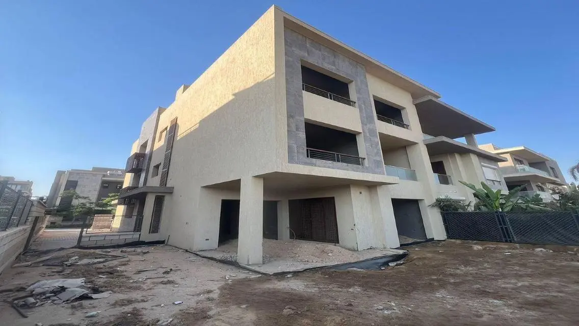 Stunning Villa for Sale with Private Garden and Amenities