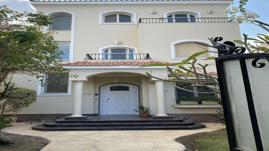 Luxurious Villa with 6 Bedrooms and Stunning Views
