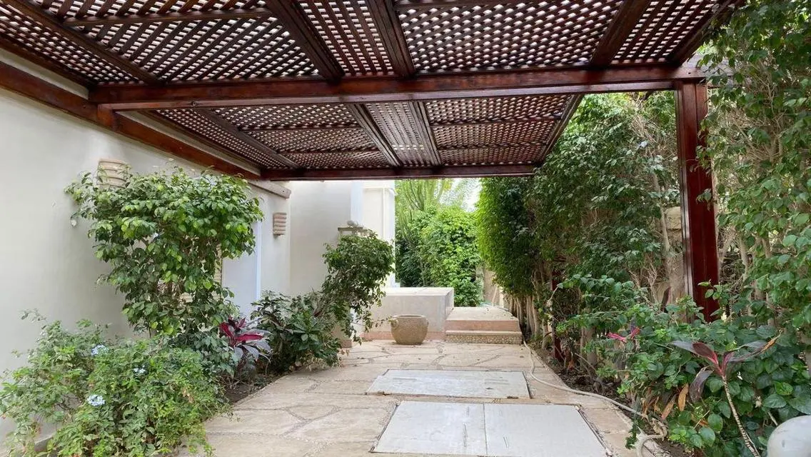 Luxurious Villa with 6 Bedrooms and Stunning Views