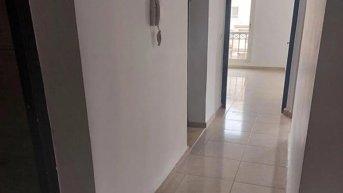 شقة رائعة للإيجار بمساحة 24 متر مع شرفة وحارس أمن