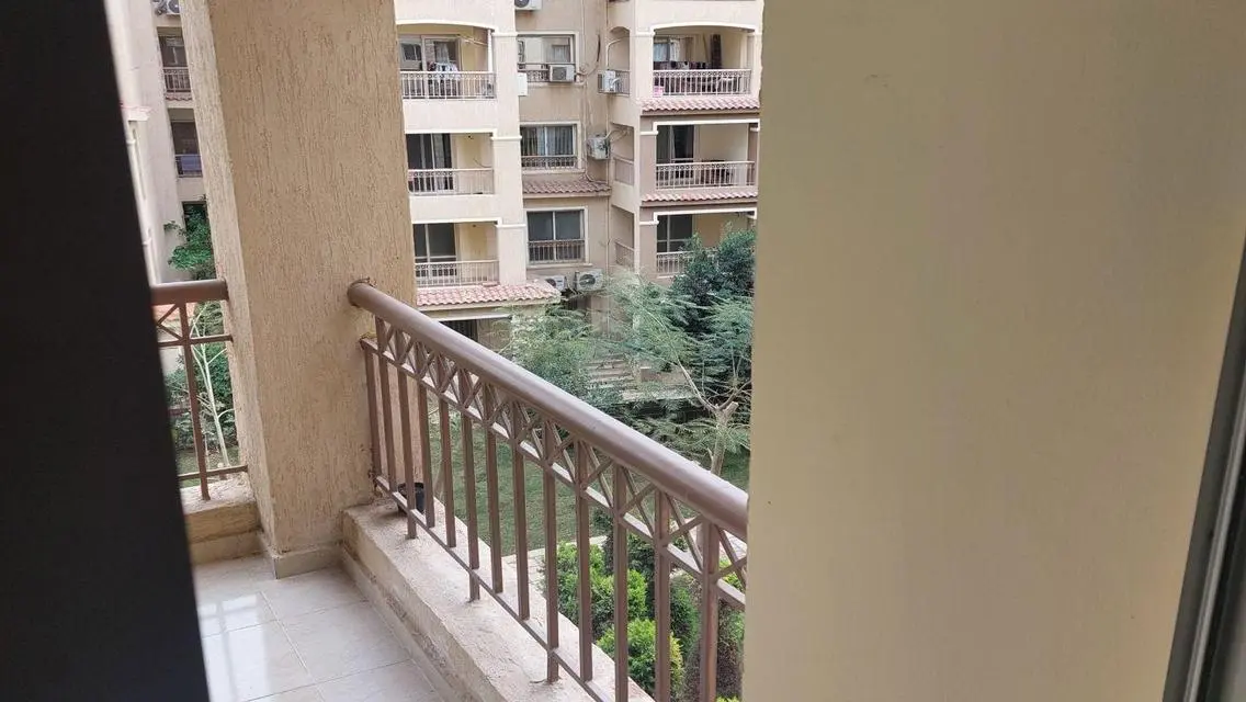 شقة رائعة للإيجار بمساحة 24 متر مع شرفة وحارس أمن