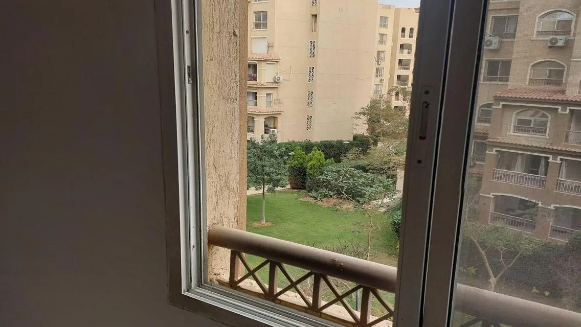 شقة رائعة للإيجار بمساحة 24 متر مع شرفة وحارس أمن