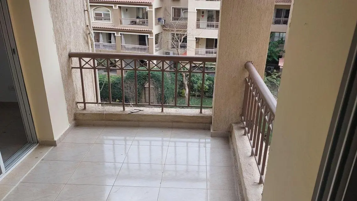 شقة رائعة للإيجار بمساحة 24 متر مع شرفة وحارس أمن