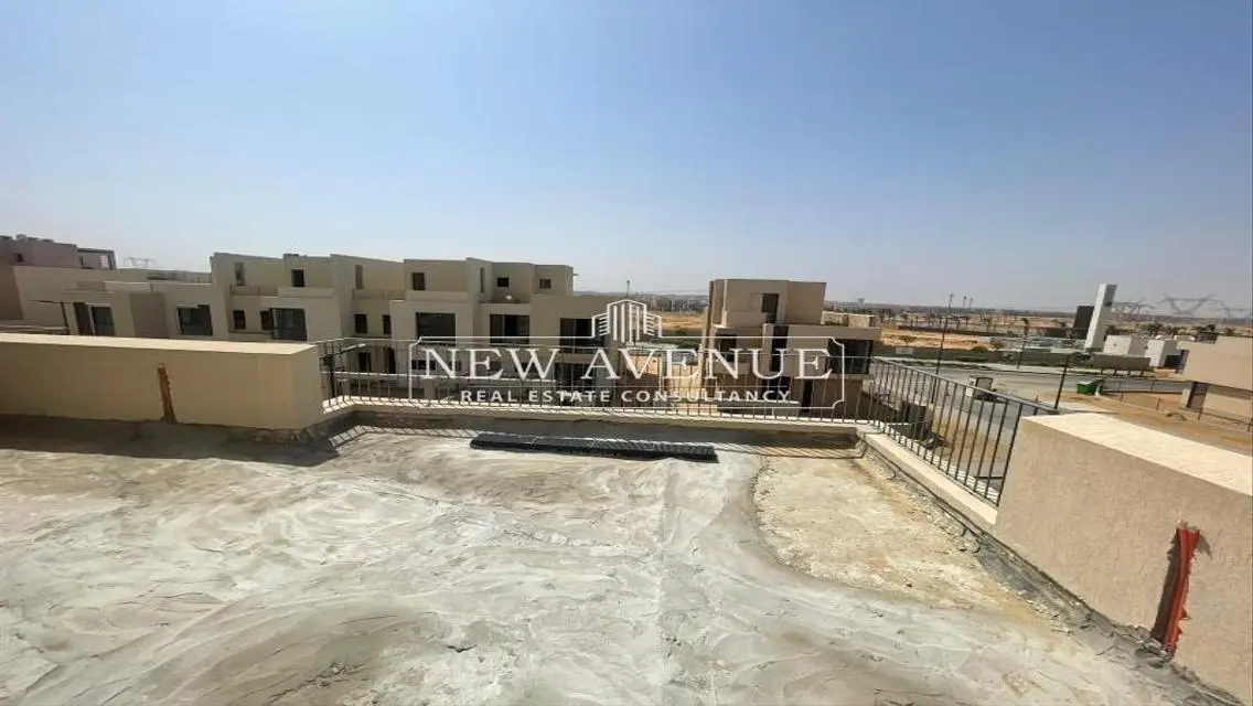 شقة فاخرة للبيع مع حديقة خاصة وغرفة خادمة