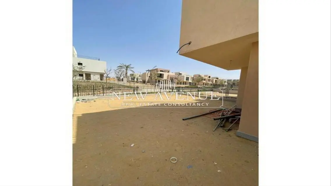 شقة فاخرة للبيع مع حديقة خاصة وغرفة خادمة