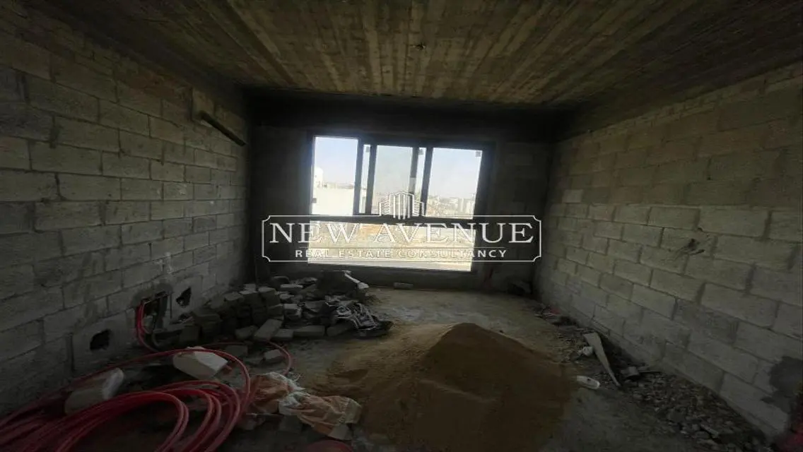 شقة فاخرة للبيع مع حديقة خاصة وغرفة خادمة
