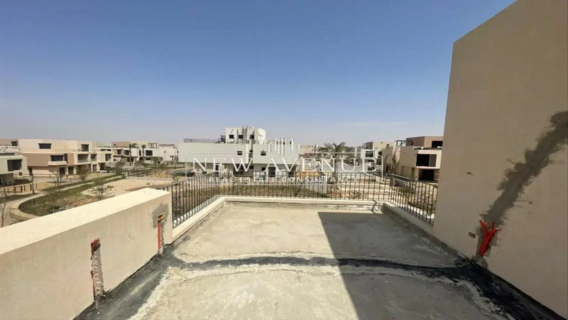 شقة فاخرة للبيع مع حديقة خاصة وغرفة خادمة
