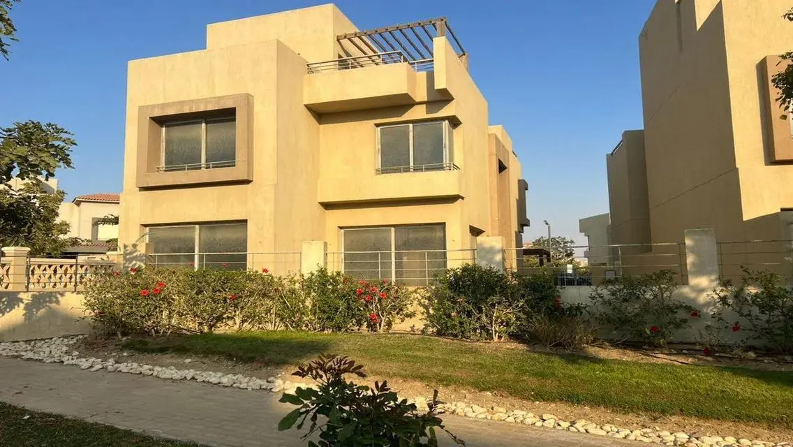 Luxury Villa for Sale with Spacious Garden and Private Amenities