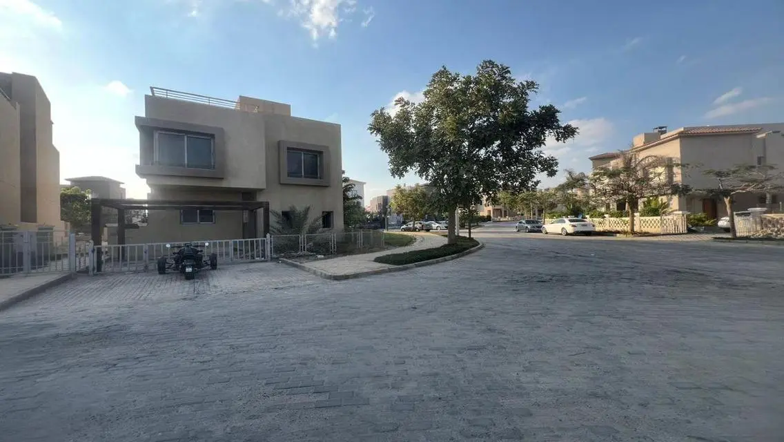 Luxury Villa for Sale with Spacious Garden and Private Amenities