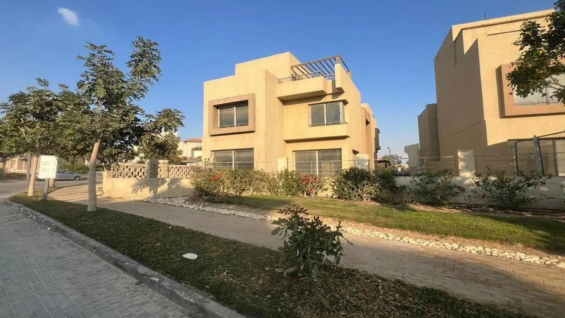 Luxury Villa for Sale with Spacious Garden and Private Amenities