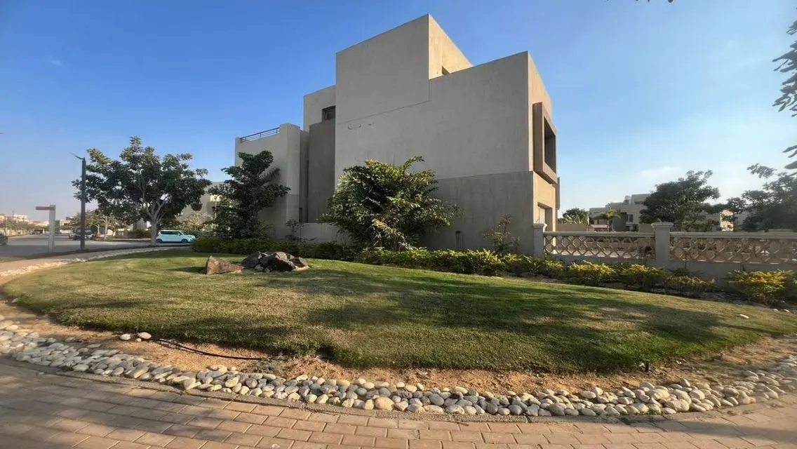 Luxury Villa for Sale with Spacious Garden and Private Amenities