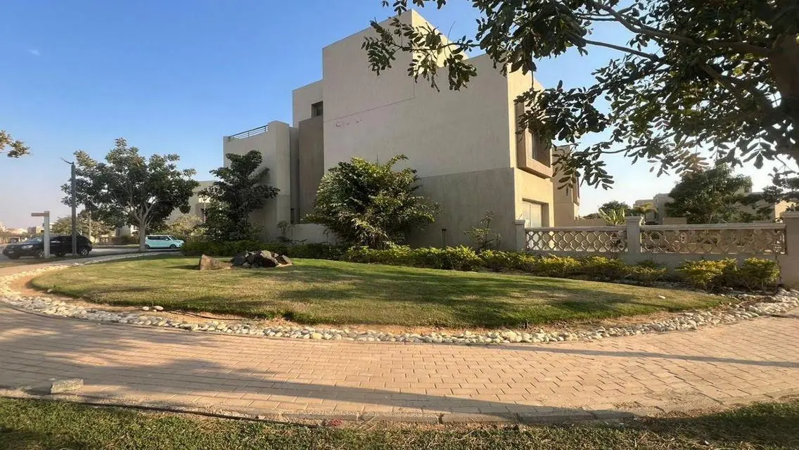 Luxury Villa for Sale with Spacious Garden and Private Amenities