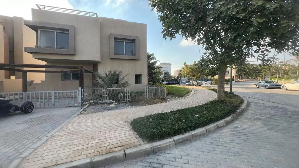 Luxury Villa for Sale with Spacious Garden and Private Amenities