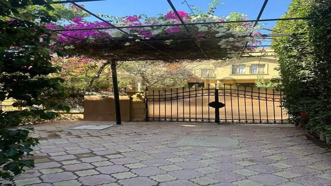 فيلا فاخرة بمساحة 400 متر مربعي للبيع