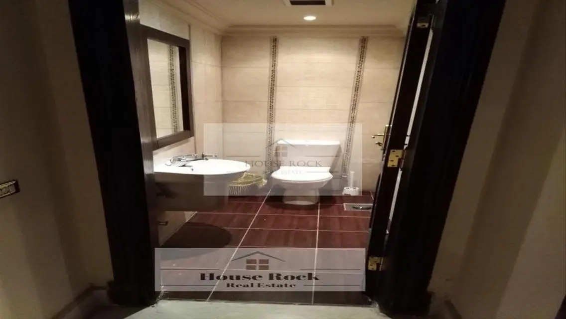 Luxury Apartment Spanning 2000 Meters in the Heart of the Market for 85000 EGP
