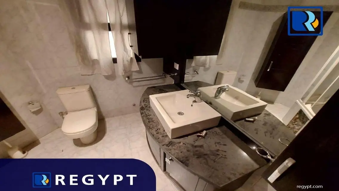 عقار مميز للبيع - 240 متر مع شرفة وحارس أمن