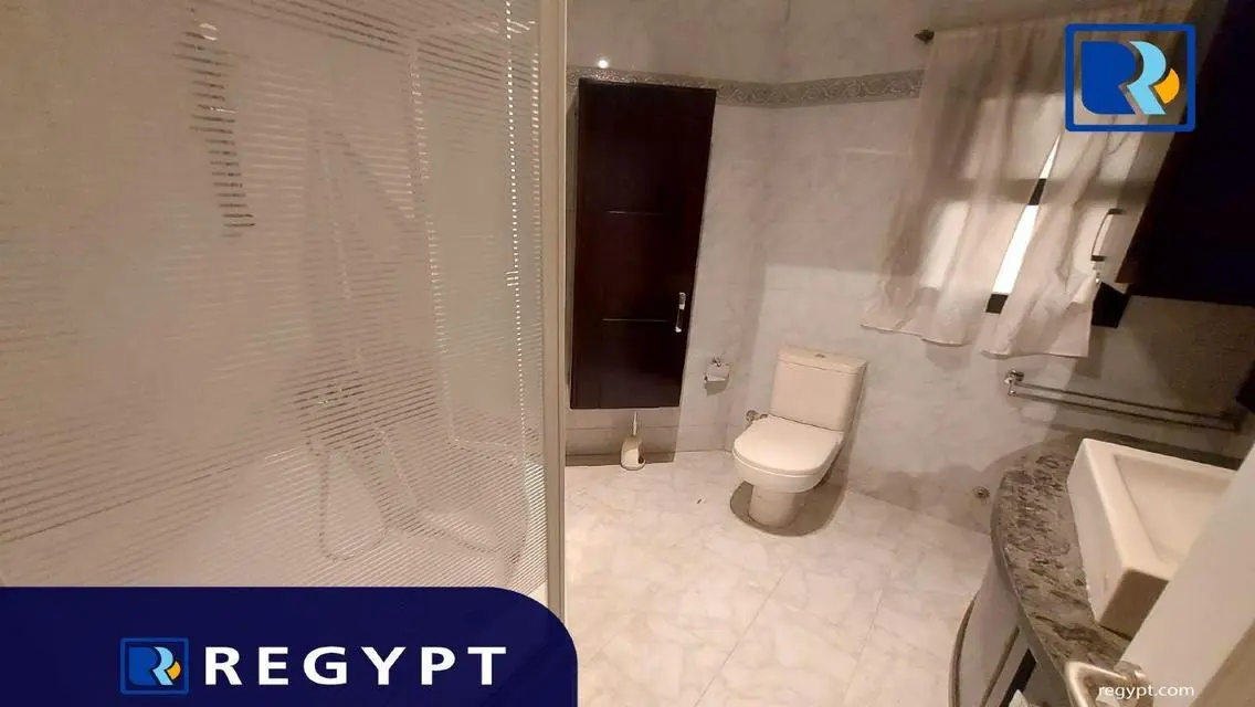 عقار مميز للبيع - 240 متر مع شرفة وحارس أمن