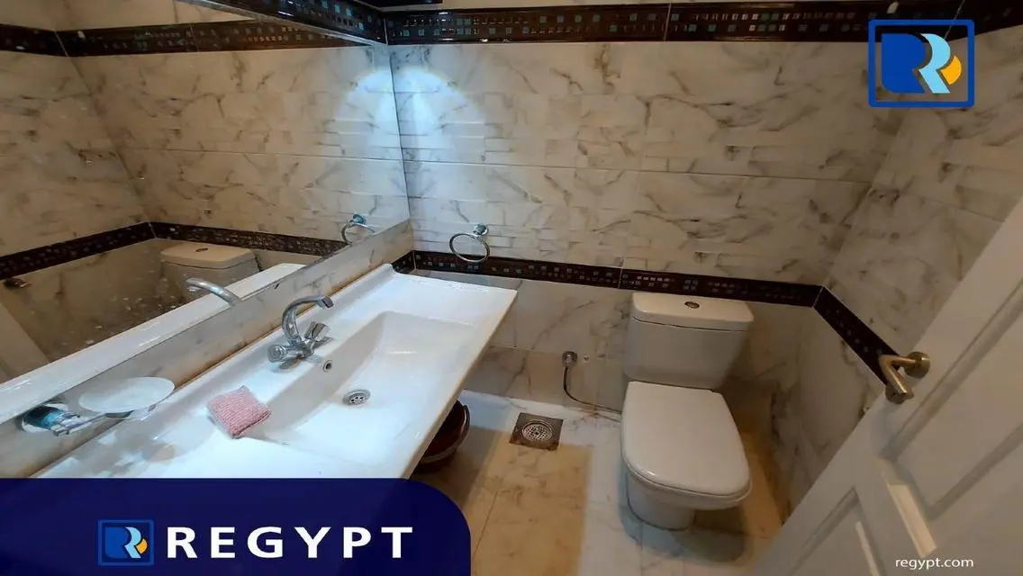 عقار مميز للبيع - 240 متر مع شرفة وحارس أمن