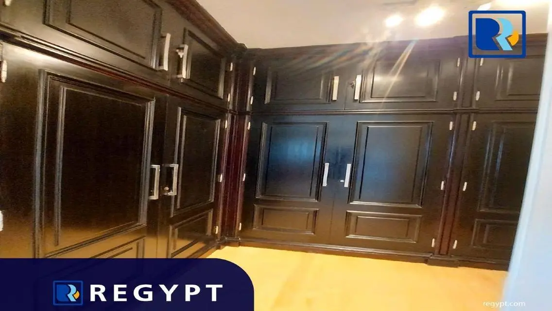 عقار مميز للبيع - 240 متر مع شرفة وحارس أمن