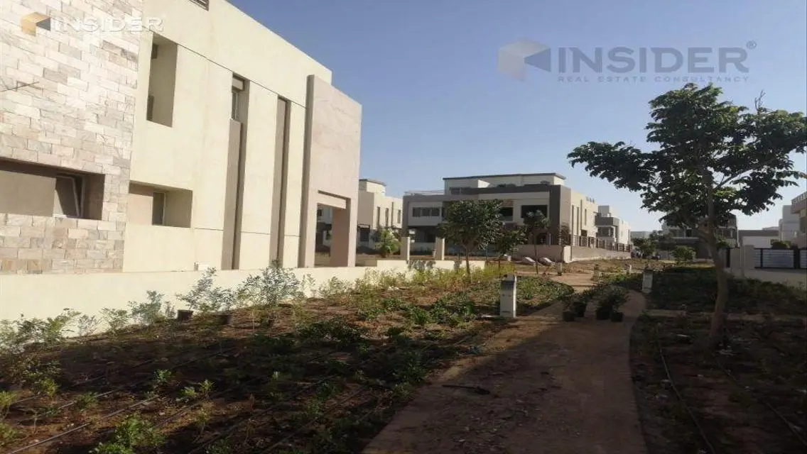 فيلا فاخرة مع حديقة خاصة ومسبح في قلب المدينة