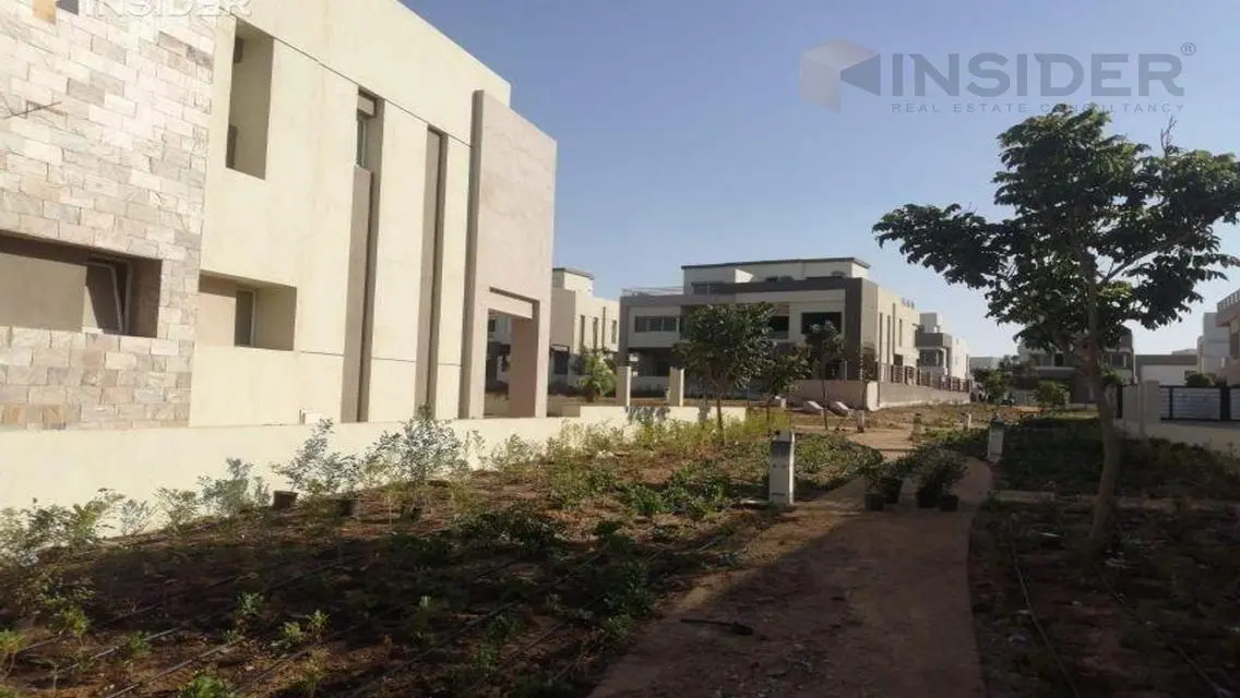 شقة فاخرة بمساحة 285 متر مع شرفة