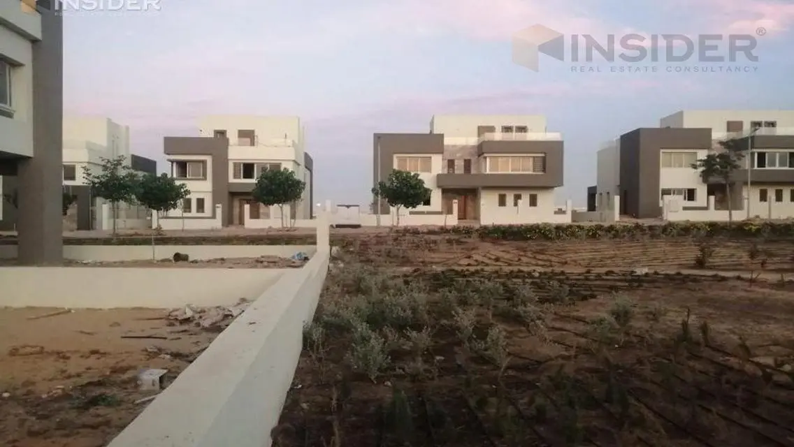 شقة فاخرة بمساحة 285 متر مع شرفة