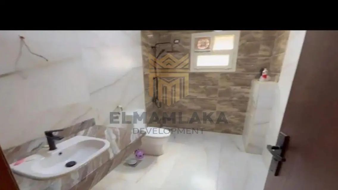 عقار فخم مع حديقة خاصة للبيع