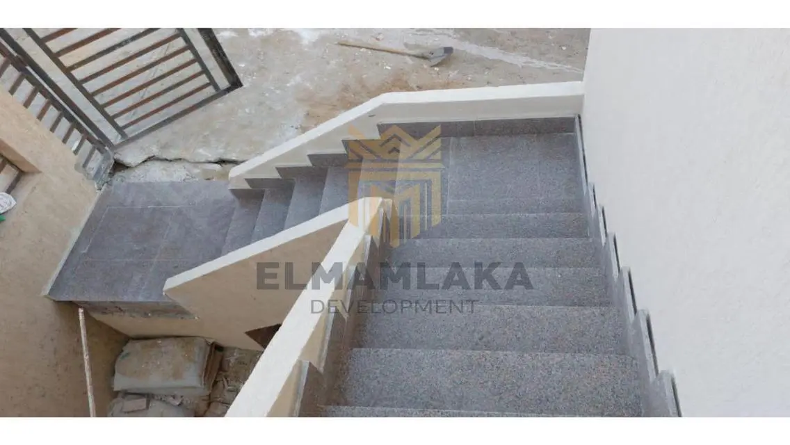 عقار فخم مع حديقة خاصة للبيع
