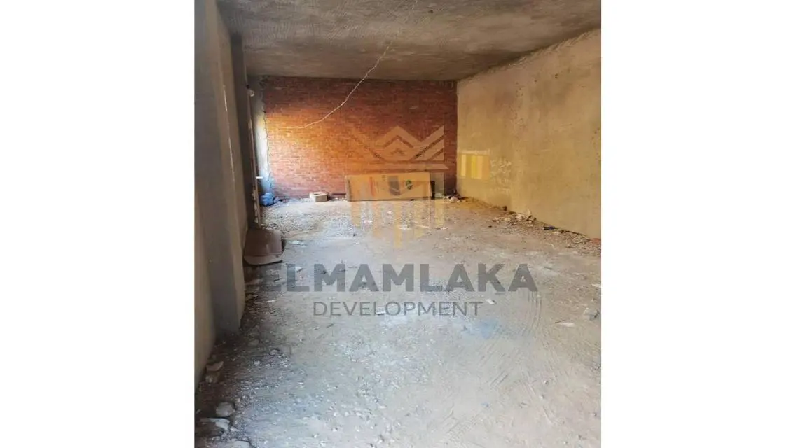 عقار فخم مع حديقة خاصة للبيع