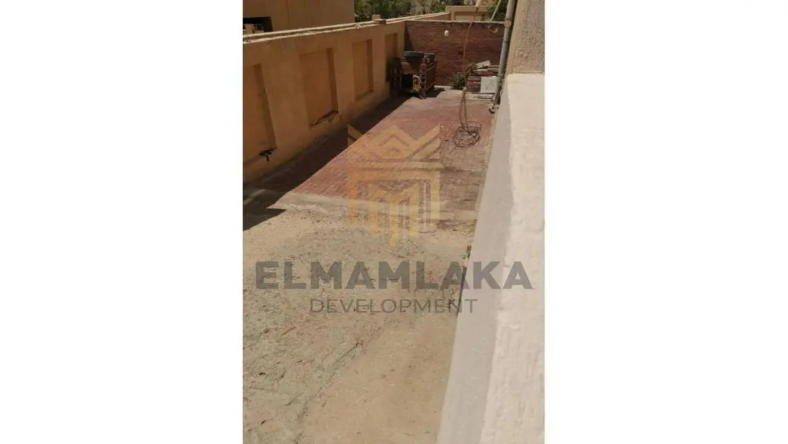 عقار فخم مع حديقة خاصة للبيع