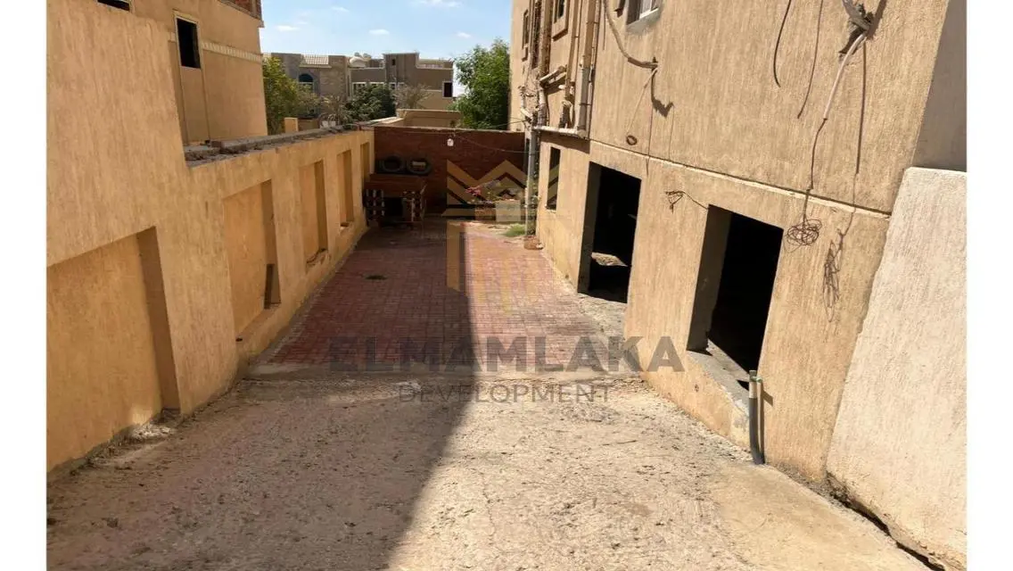 عقار فخم مع حديقة خاصة للبيع