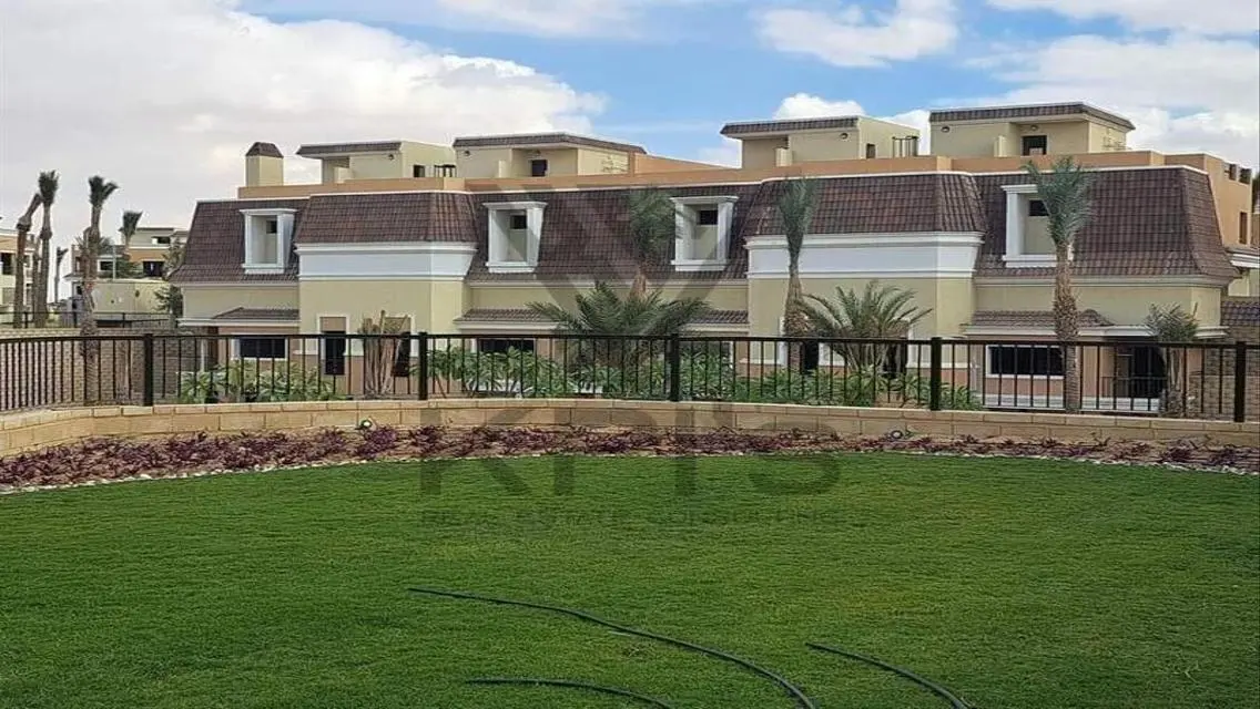 فيلا فاخرة مع حديقة خاصة ومسبح مشترك للإيجار