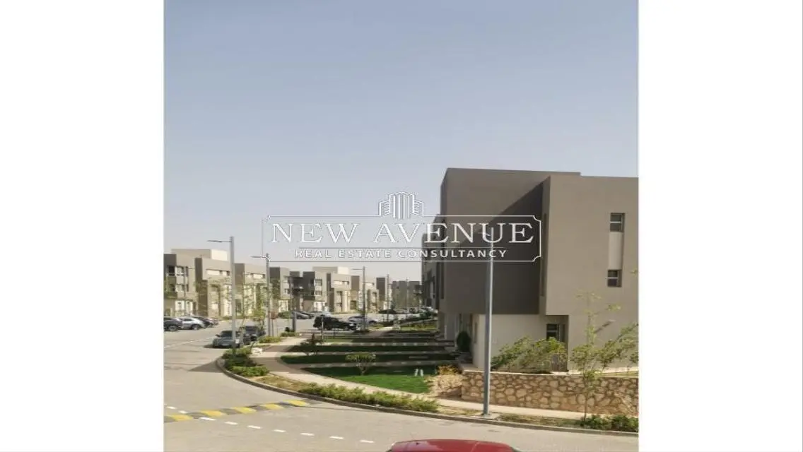 عقار فخم مع حديقة خاصة وغرفة خادمة