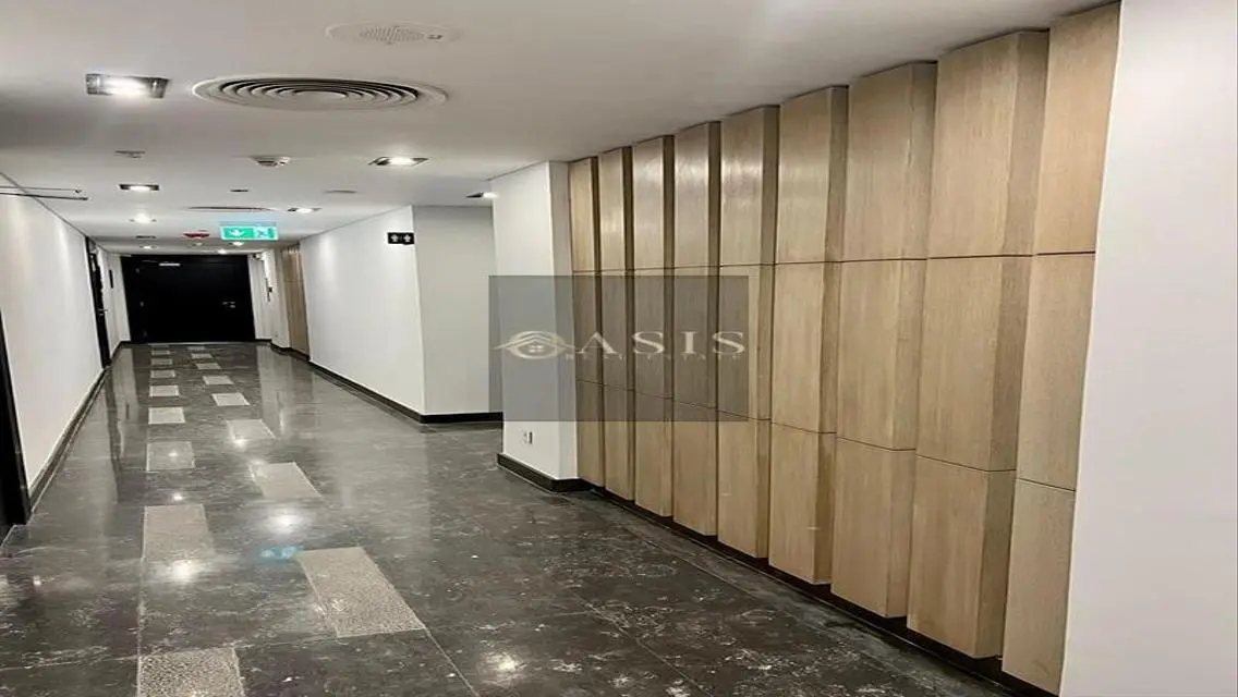 عقار تجاري فاخر بمزايا استثنائية
